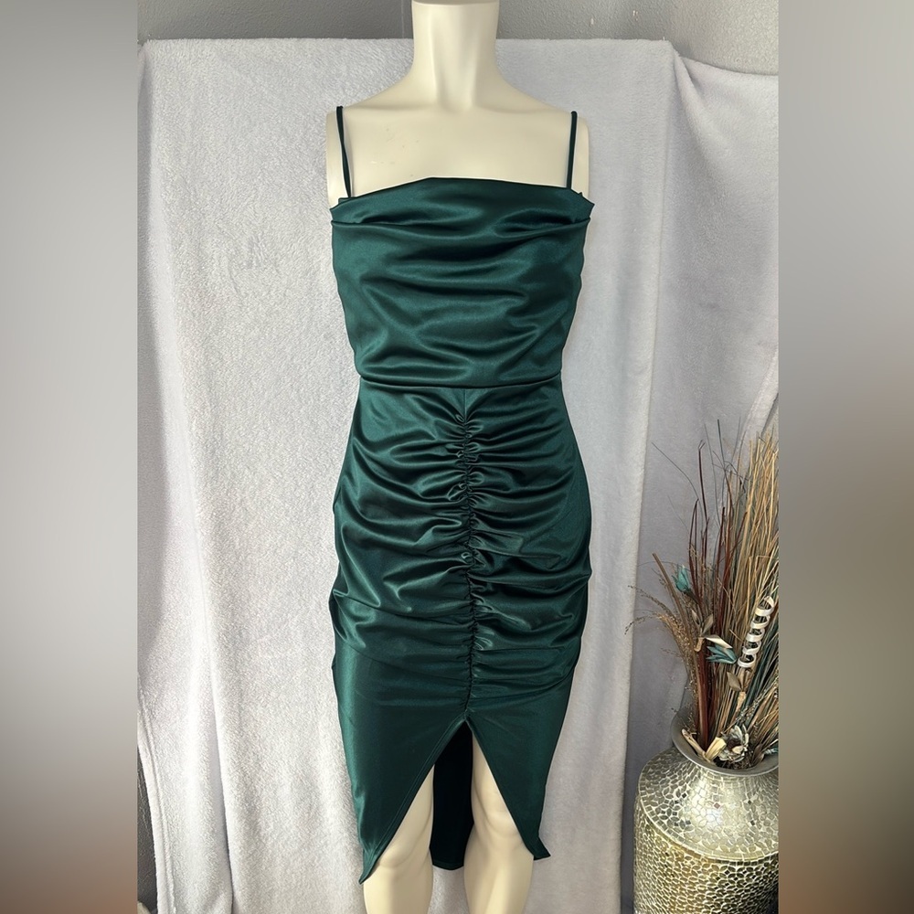 Elegant‎ Green Ruched Dress - Picture 2 of 8